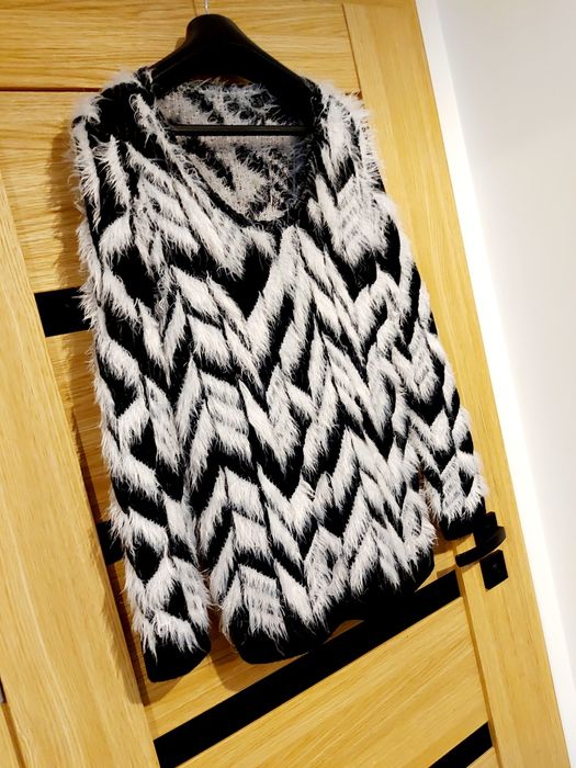 Śliczny damski sweterek roz L wlochaty wzor czarno biały L Reserved