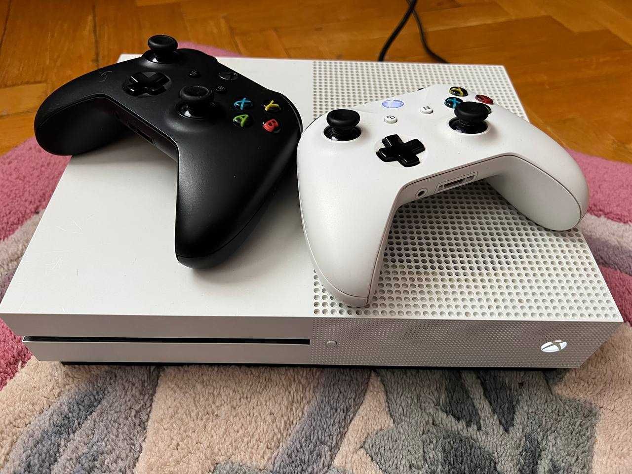 Xbox One S 500Gb + 2 джойстики.