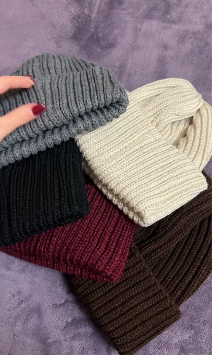 Жіноча вʼязана шапка