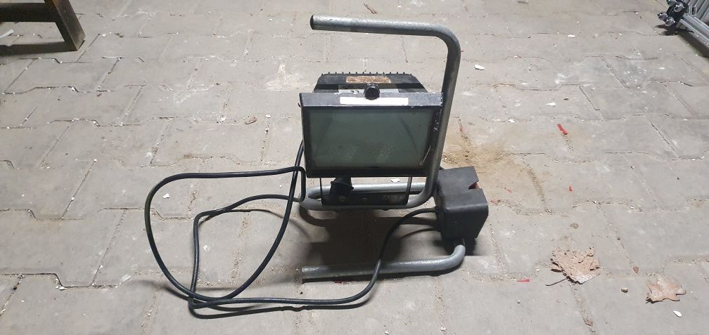 Halogen z uchwytem i połączeniem