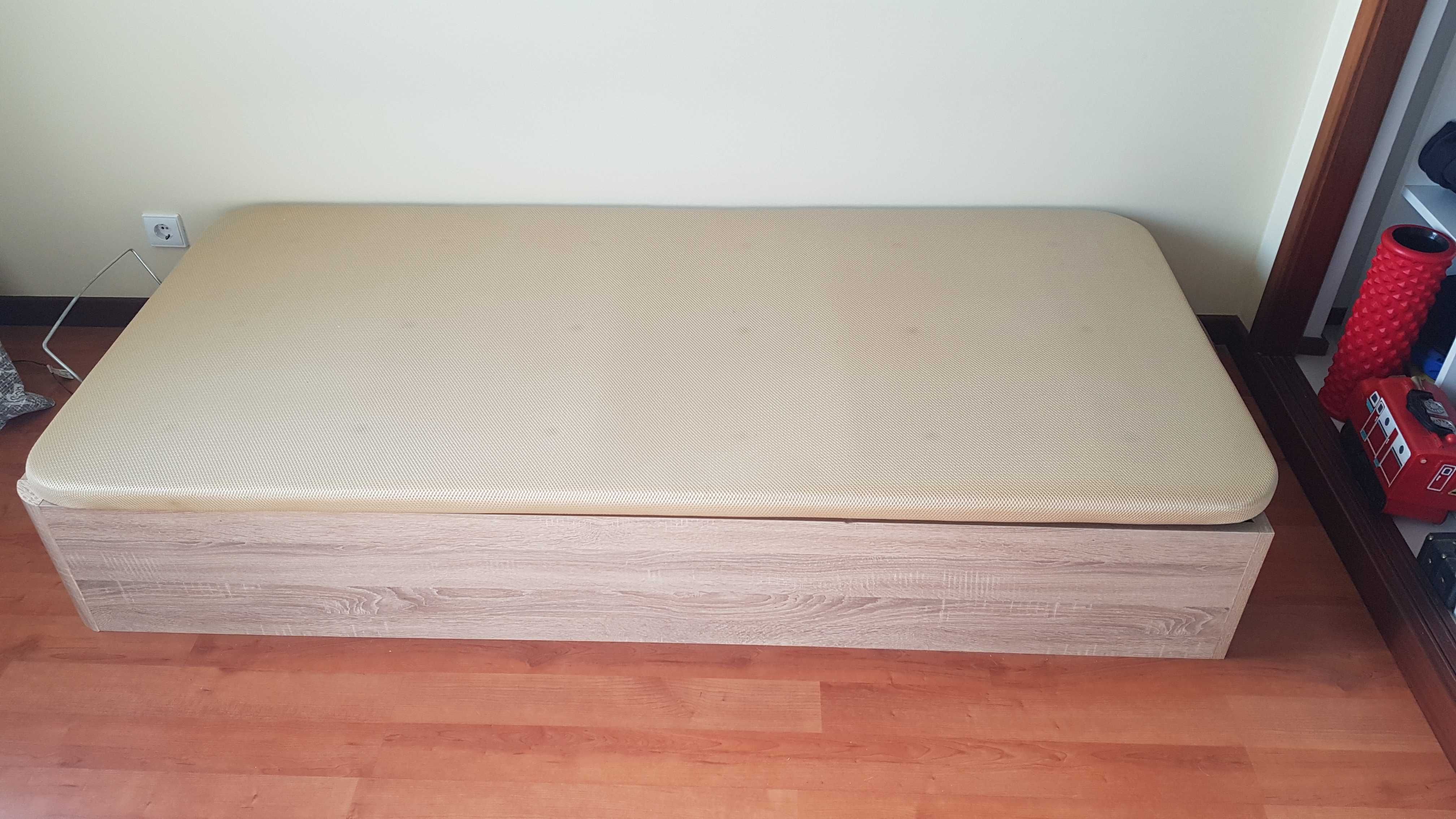 Somier 190×90 com arrumação e colchão.