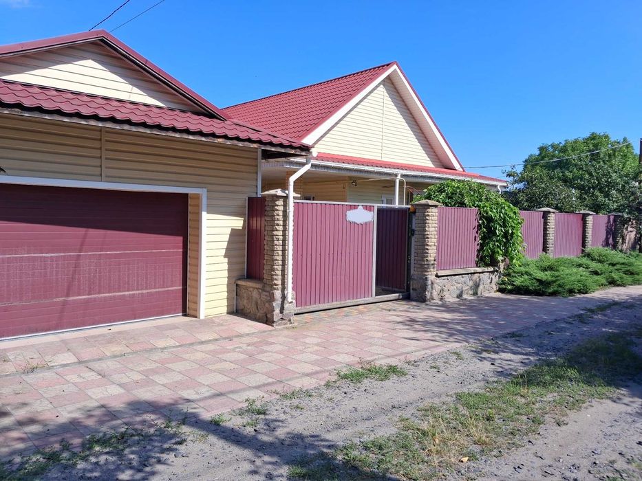 Будинок з ремонтом та басейном у Крюкові