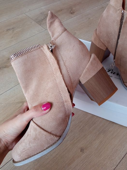 Buty botki zamszowe na słupku klocek Bella Paris