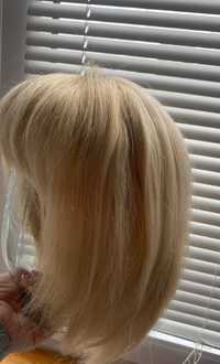 Натуральна перука , пісочний  блонд з імітацією шкіри.