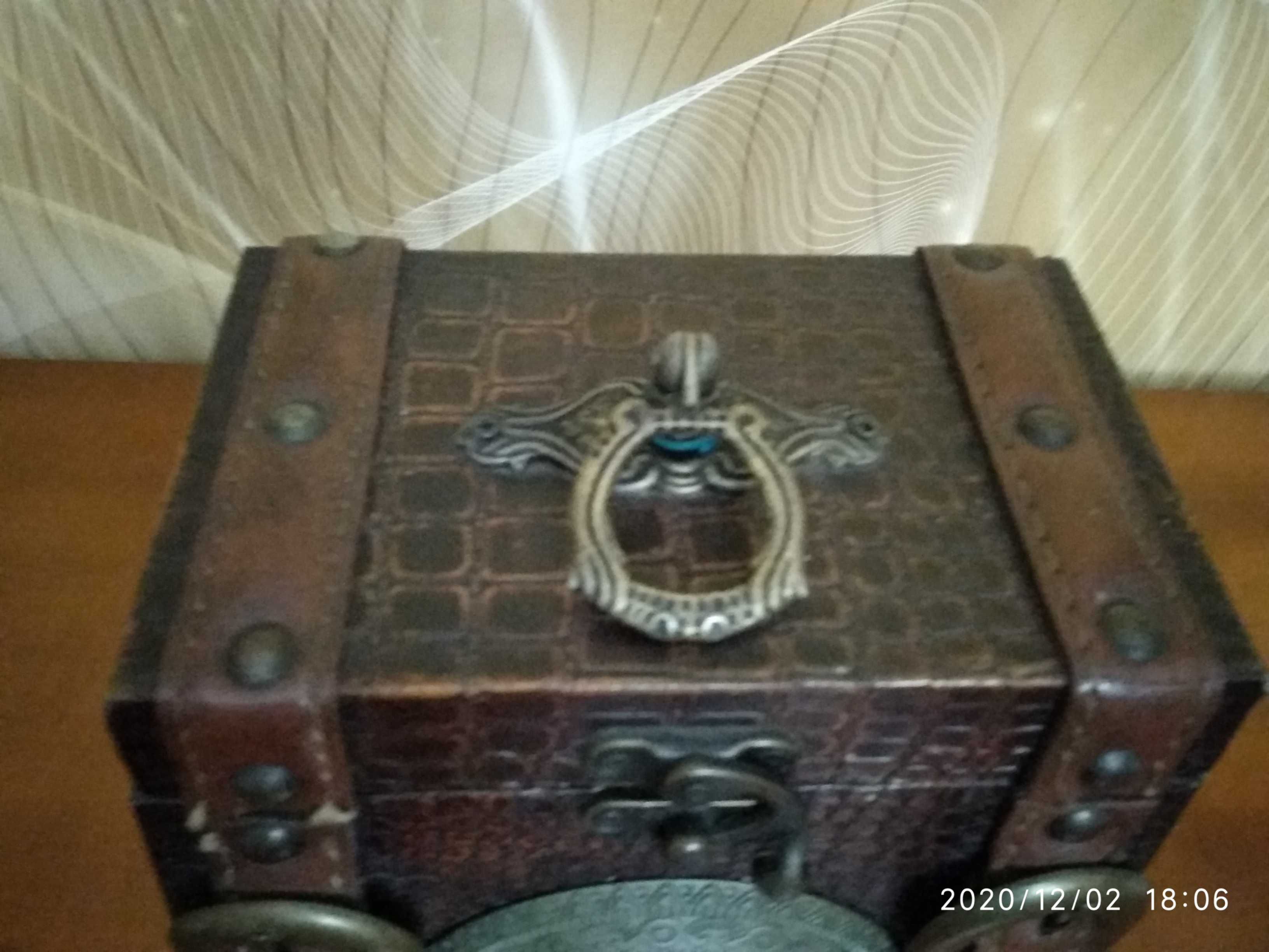 Zegar na baterię w kształcie kuferka