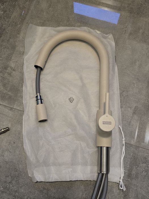 Bateria kuchenna Franke Lina z wyciąganą wylewką - Kolor Orzechowy