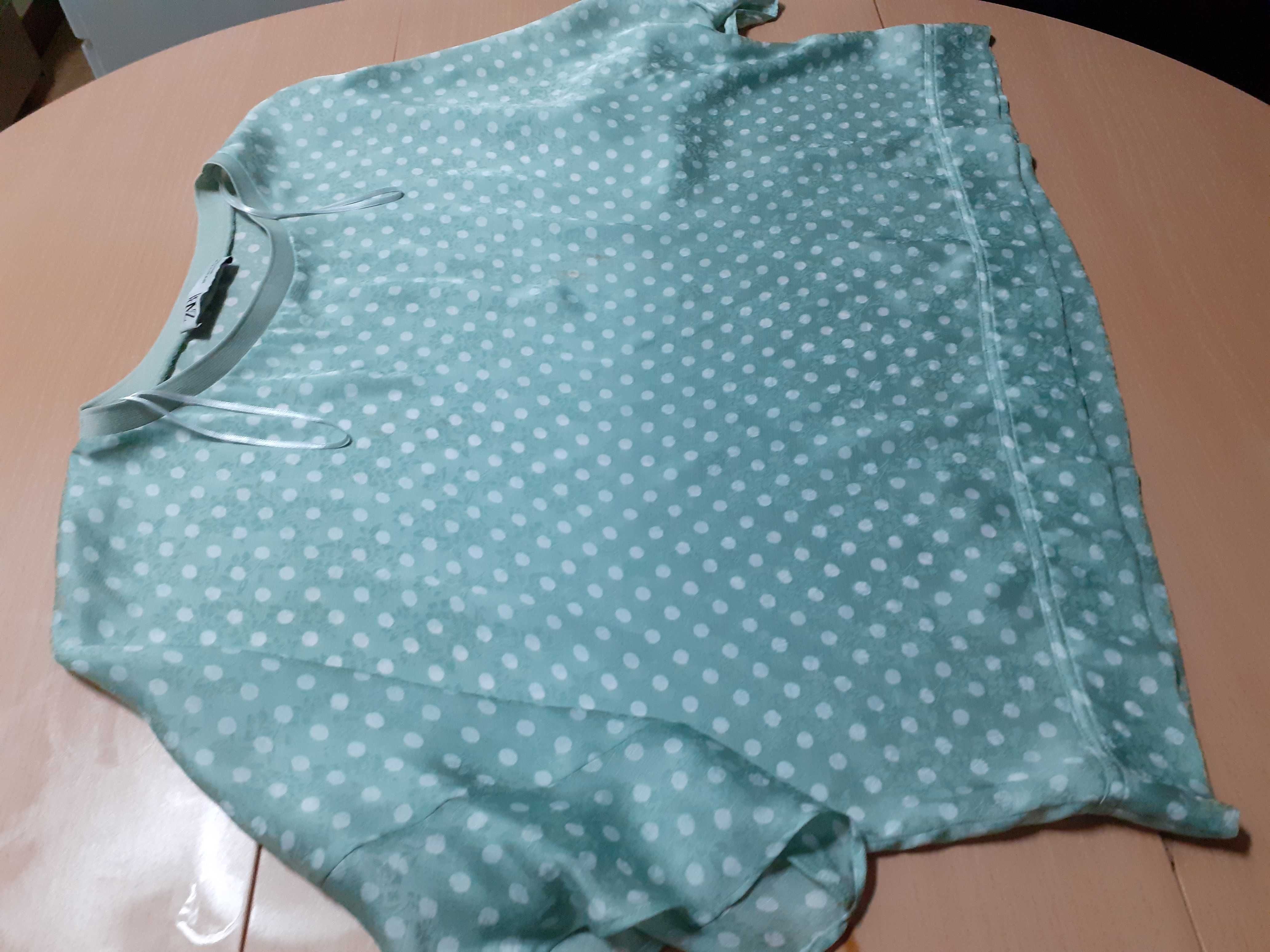 Blusa verde da Zara, às bolinhas brancas