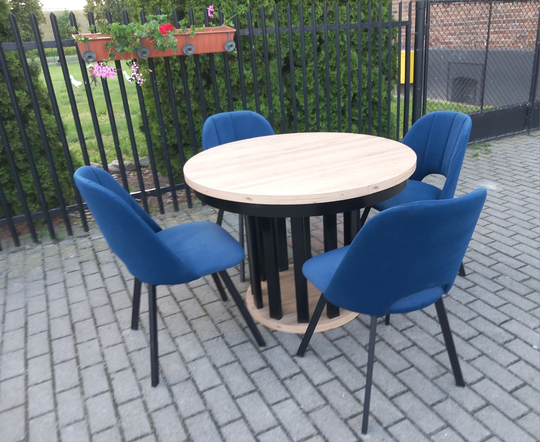 Stół  okrągły  lamell  model