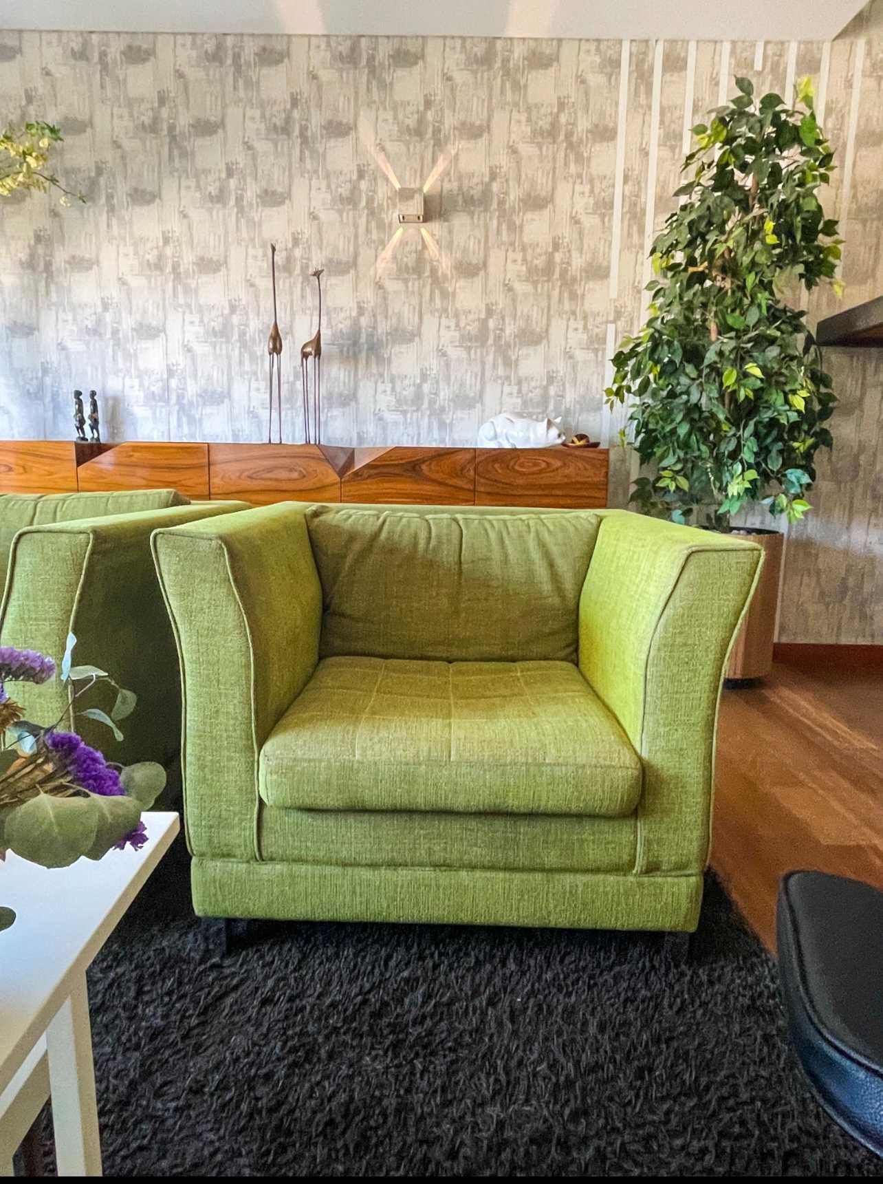 Conjunto de sofás com pousa pés em excelente estado