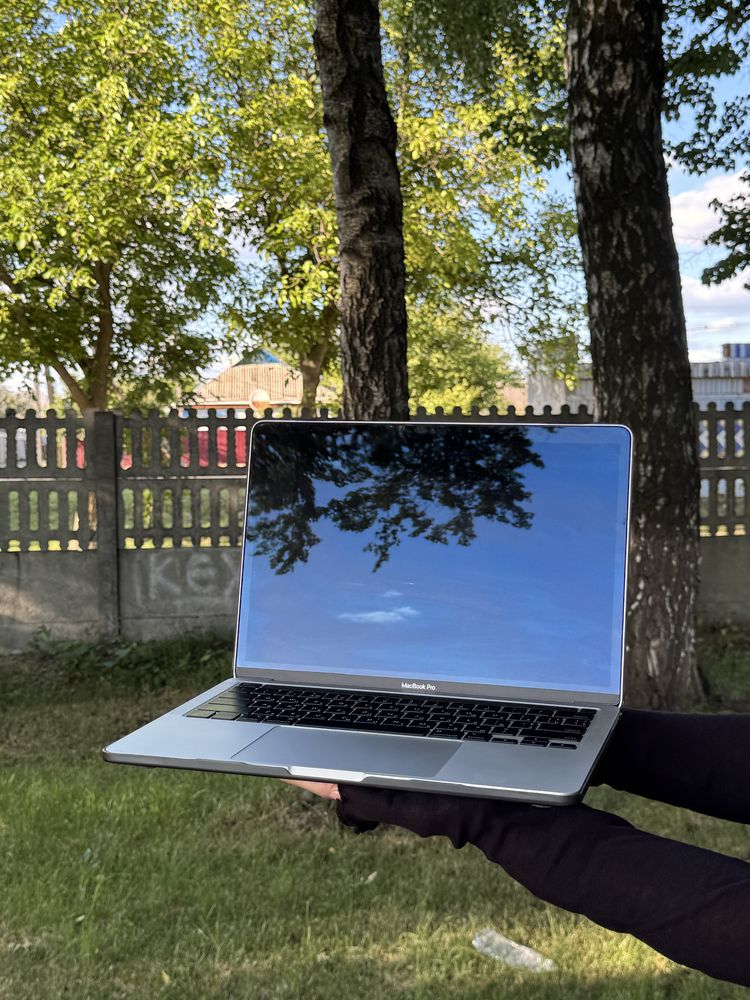 Продам MacBook pro, m1, 8GB, 250GB