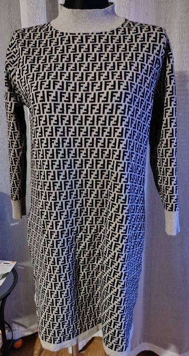 Cieplutka sukienka ze stójką ,rozmiar L,stan bardzo dobry