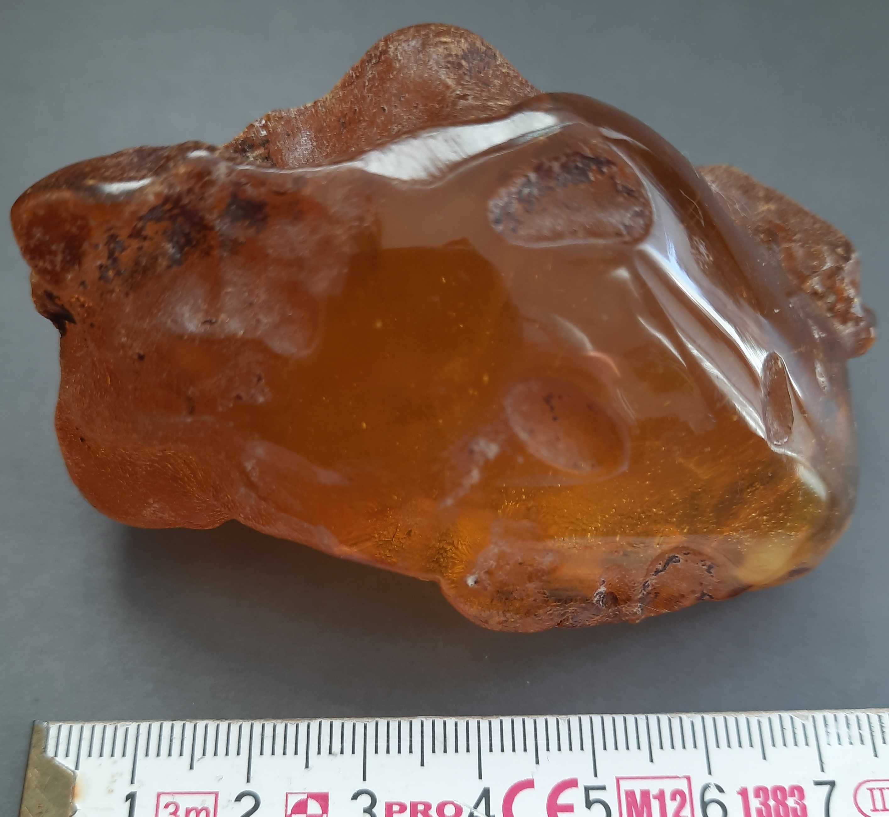 Bursztyn surowy o wadze 75,8 g