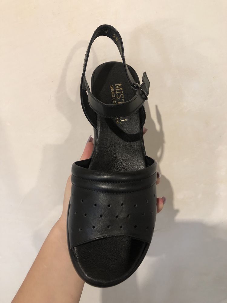 Продам 2 пари взуття