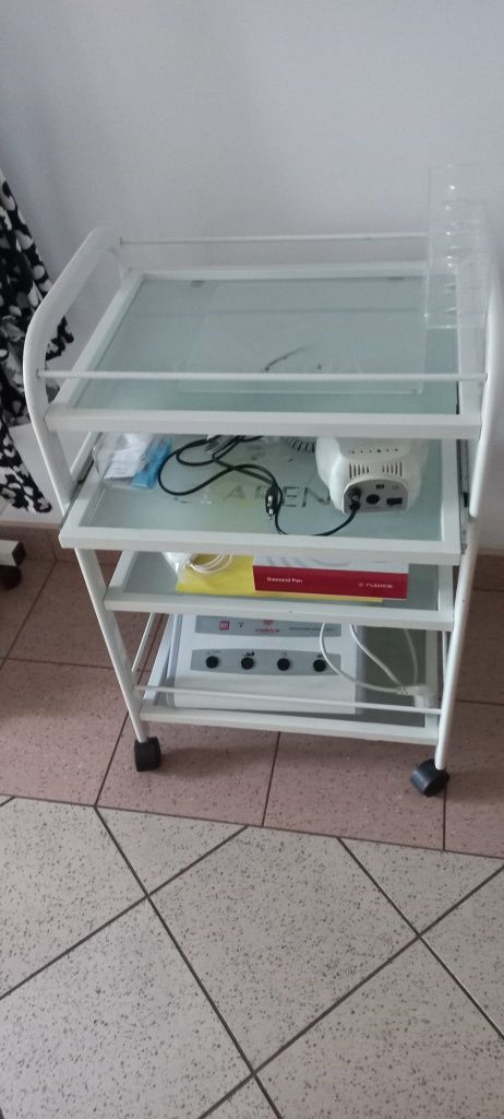 Stolik na kółkach pod urządzenia
