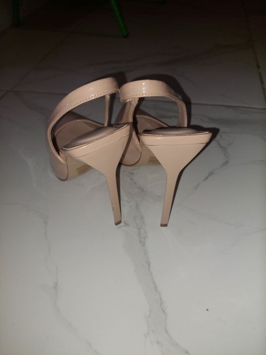 Босоніжки туфлі лаковані 38.5