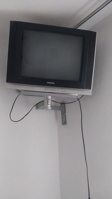 Телевізор самсунг  з плоским  екраном