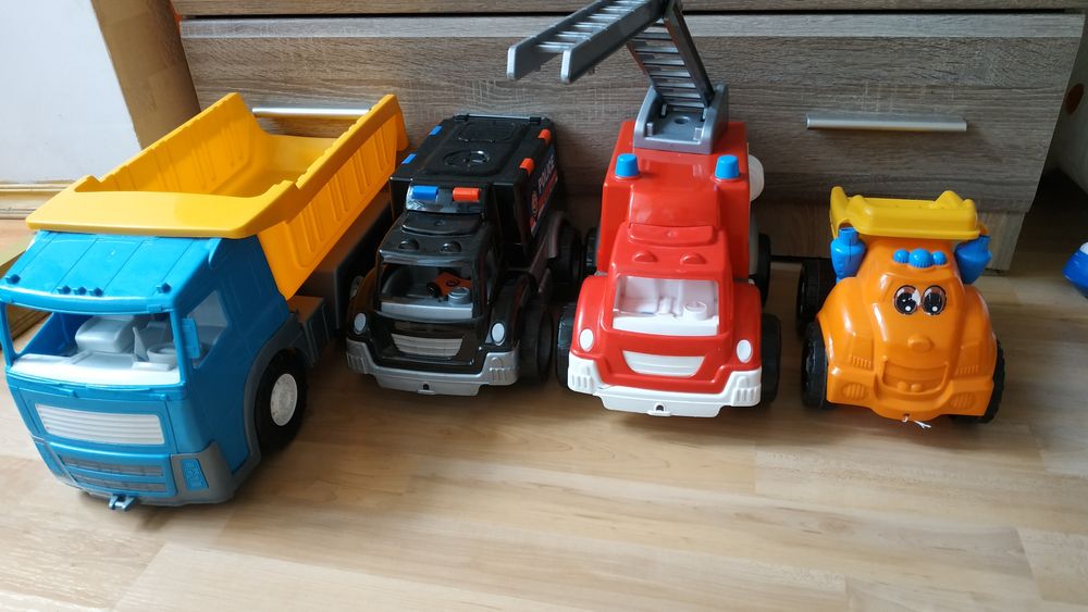 Набір іграшкових машинок .