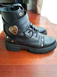 Botas pretas em pele