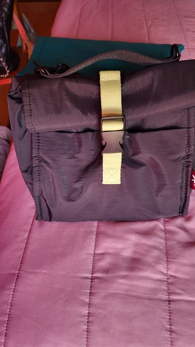 Lancheira de nylon preta