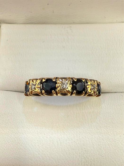 Złoty pierścionek z szafirami i diamentami
