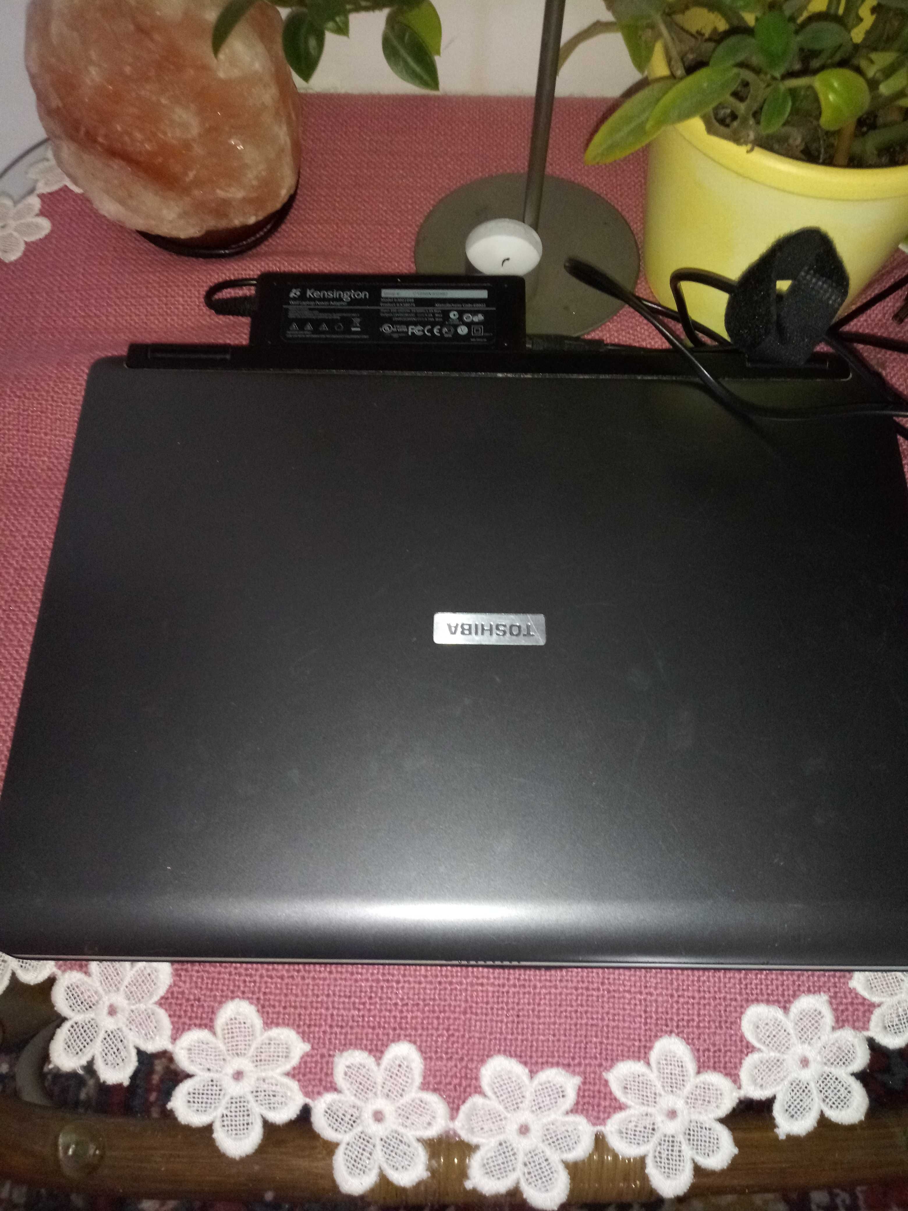 Laptop Toshiba i zasilacz