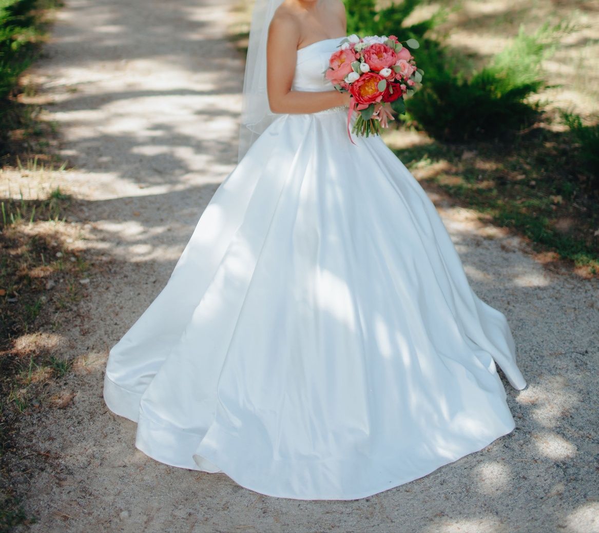 Шикарное атласное свадебное платье.