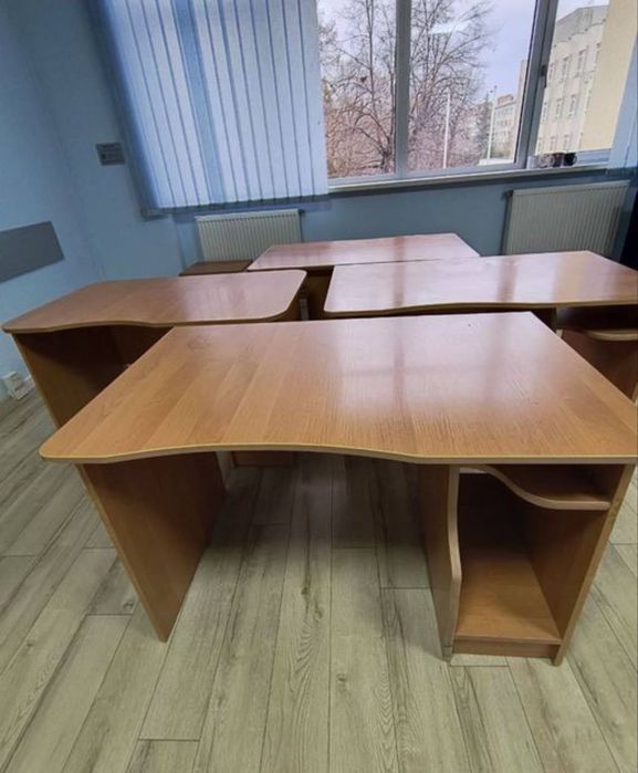 Офісні крісла та столи