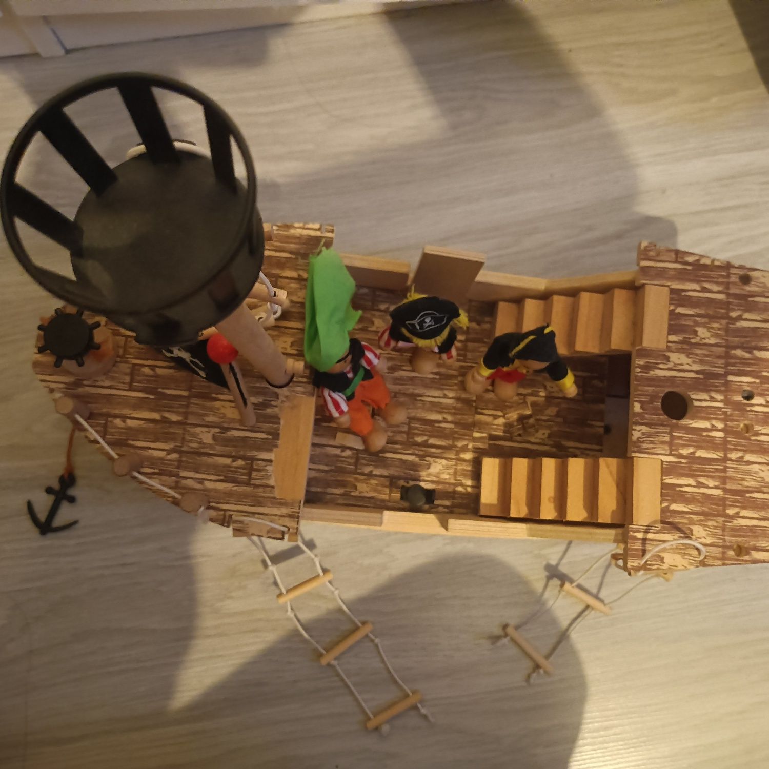 Drewniany statek piracki z piratami