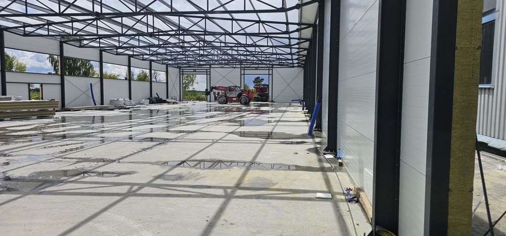 Montaż konstrukcji stalowych, płyty obornickiej, blachy trapezowej.