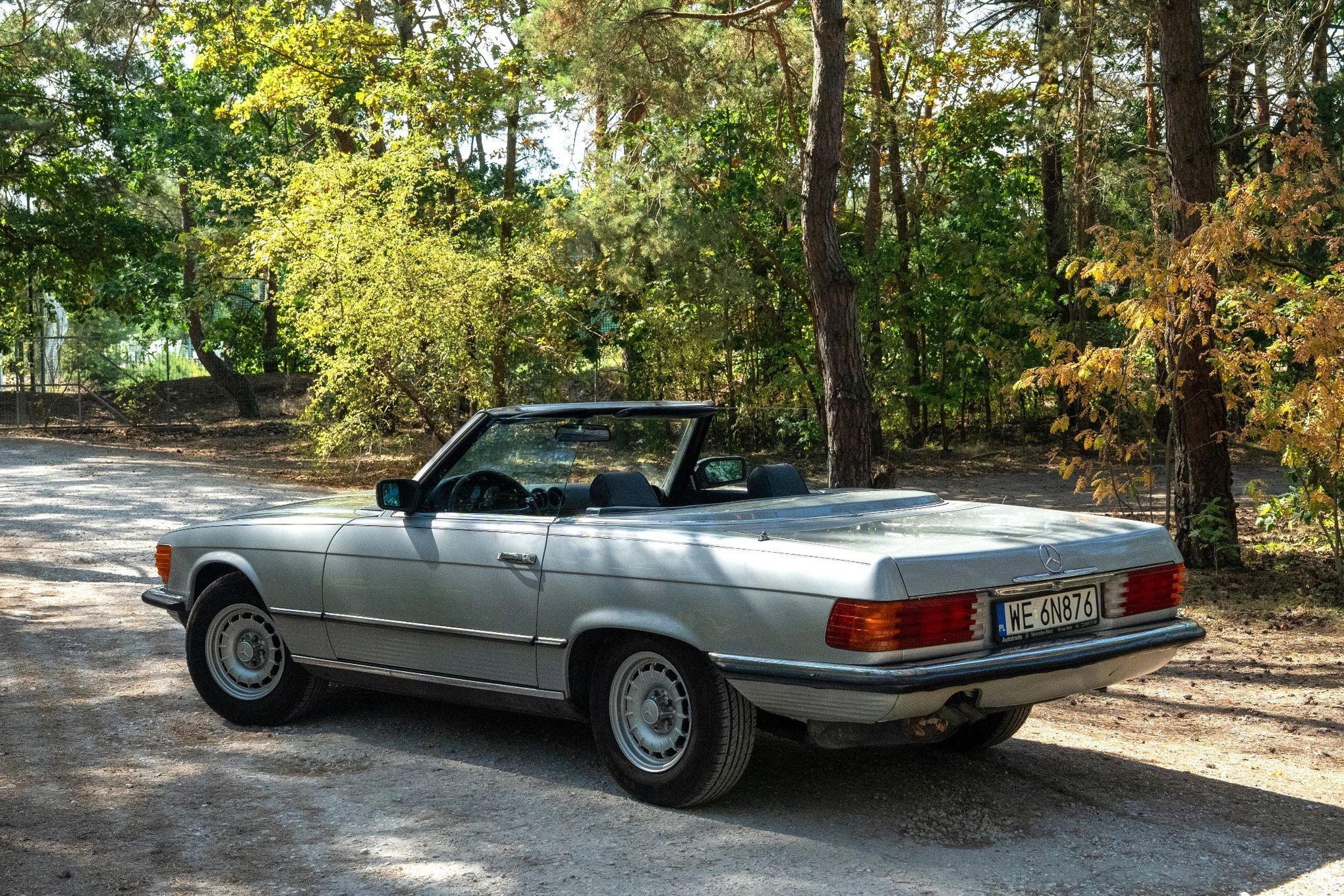 Mercedes-Benz SL Mercedes R107 gotowy na przejażdżki pod gołym niebem