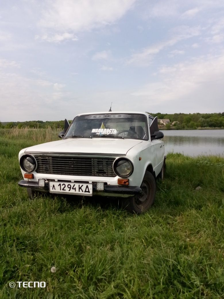 Автомобіль ваз 21013