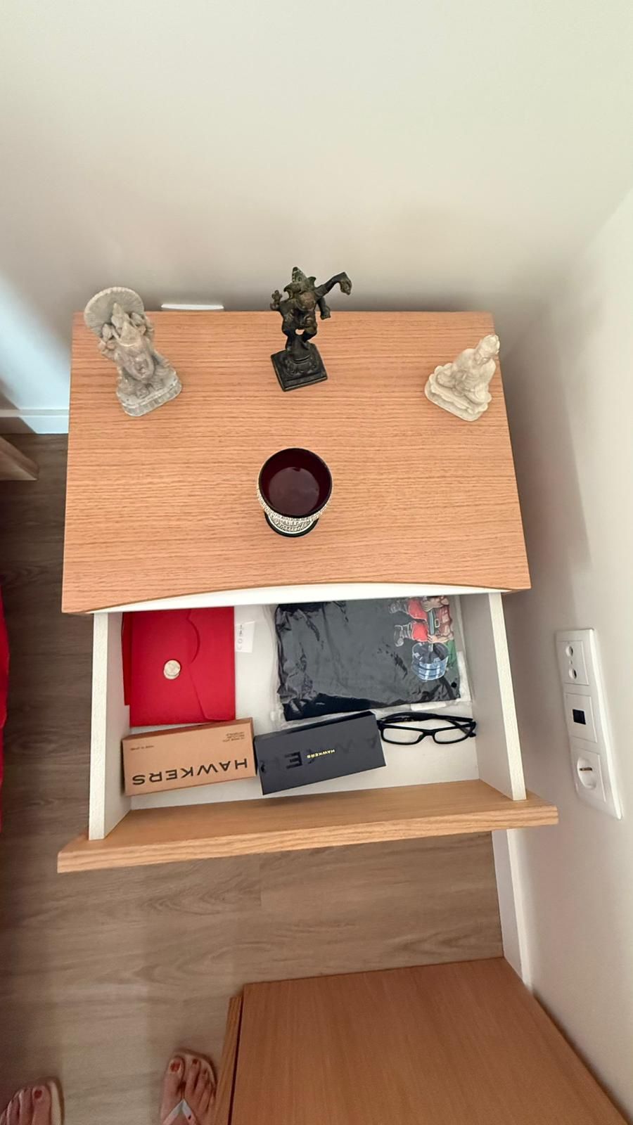 Mesa de cabeceira de madeira