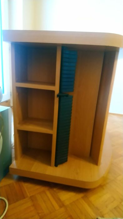 Szafka RTV do salonu w kolorze jasnego drewna ze szklaną witryną.