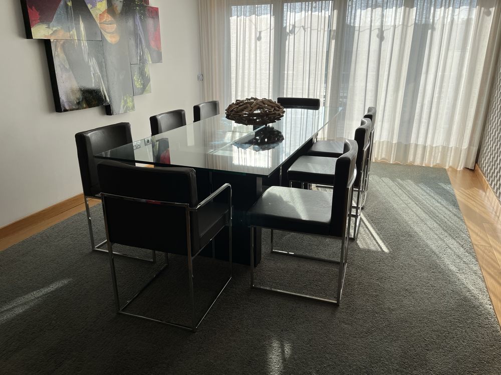 Vendo mesa de jantar, acompanha 8cadeiras em pele