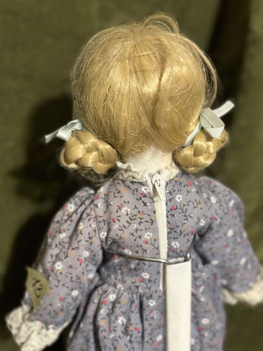 Лялька порцелянова