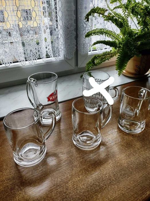 Śliczne kufle do piwa w stanie idealnym