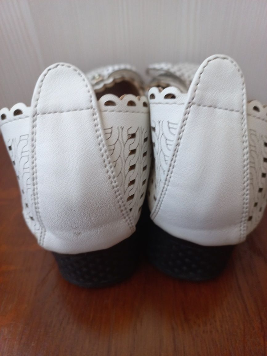 Продам женские туфли белого цвета, размер 37, б/у. В хорошем состоянии