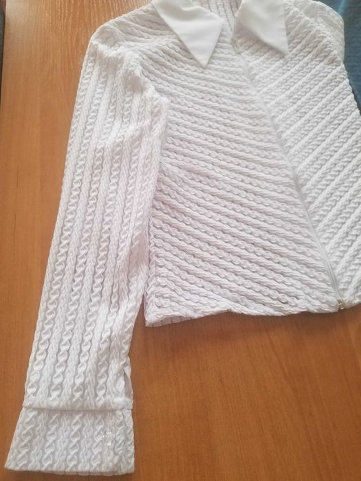 Sprzedam białą dziewczęcą bluzkę
