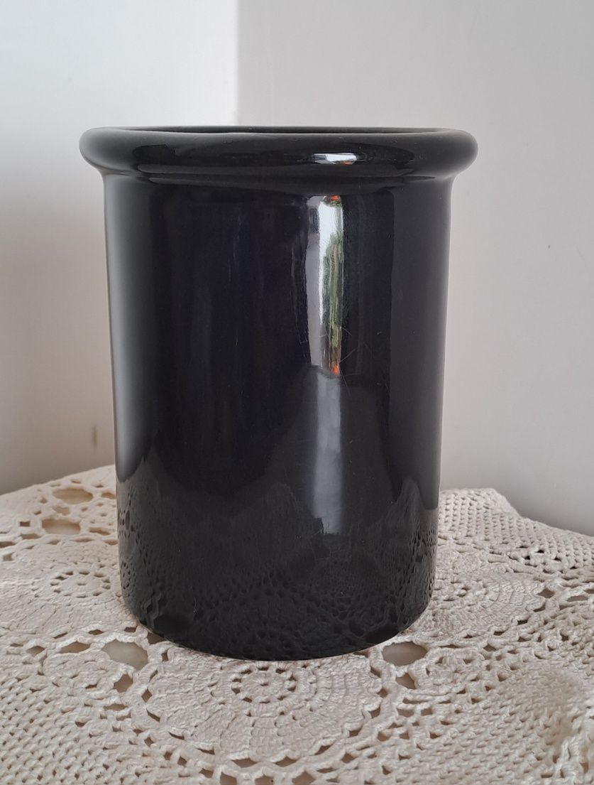 Jarra preta em barro branco
