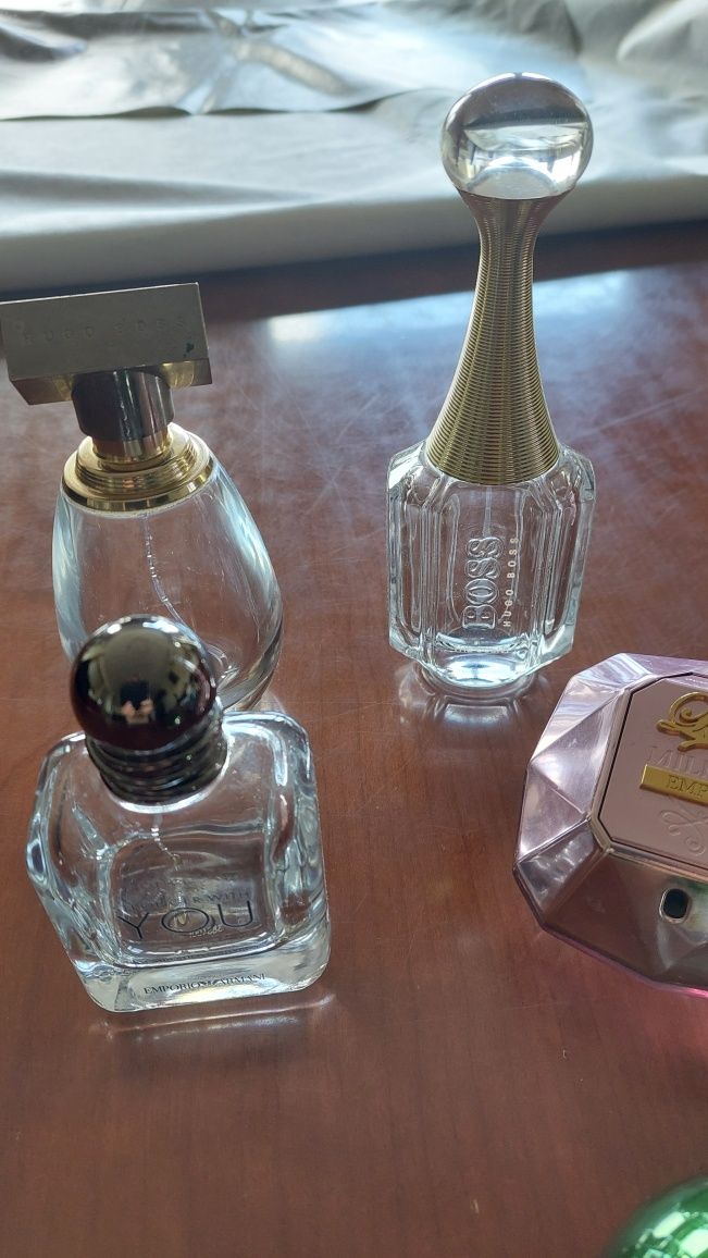 Varios frascos de perfume vazios