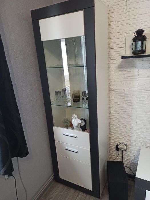 Witryna szklaną z pólka z ledami