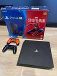 PS4 Pro 1 TB + 2 pady DualShock4 spider man edition.