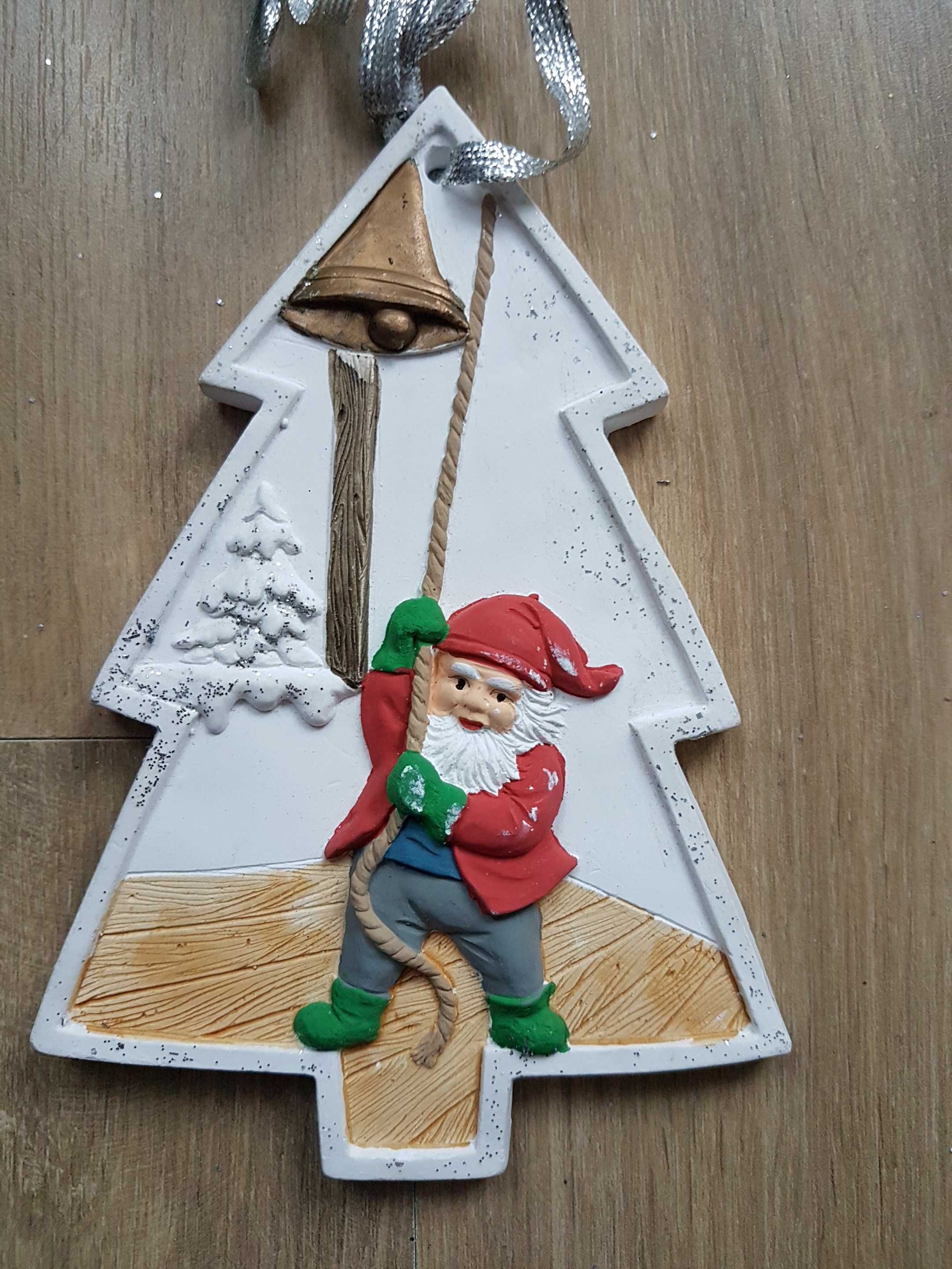 Świąteczna gipsowa zawieszka w kształcie choinki z obrazkiem Mikołaj