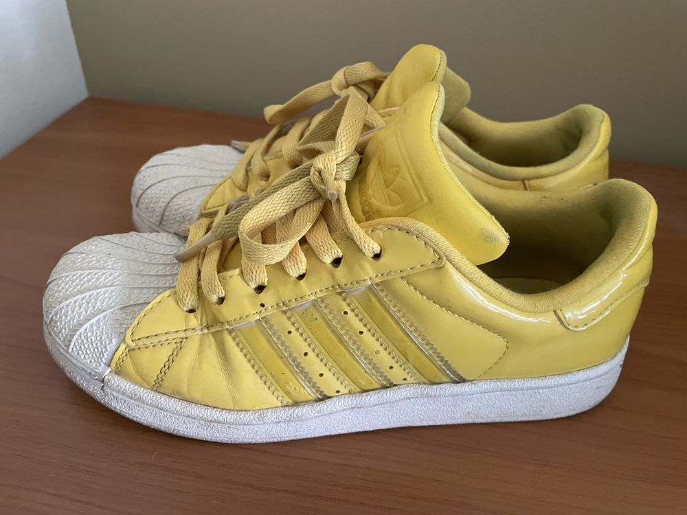 Ténis Adidas amarelos usados