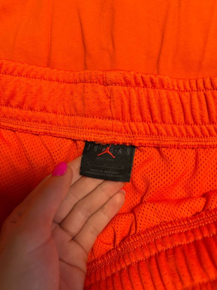 Продам оригинальный комплект Jordan (футболка, шорты)