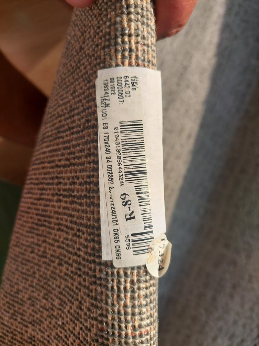 Carpetes usadas, cinza e tons de castanho