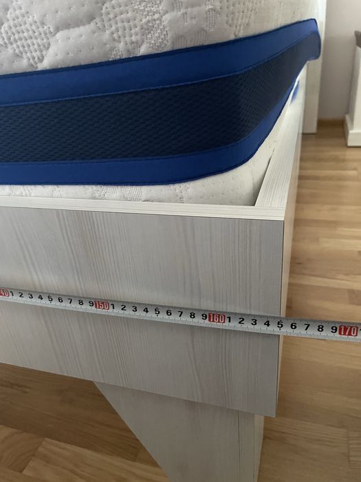 Ліжко двох спальне з матрацом та двома тумбочками