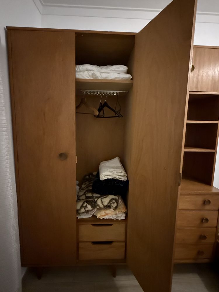 Recheio de quarto: roupeiro de 3 modulos, cama e mesinha