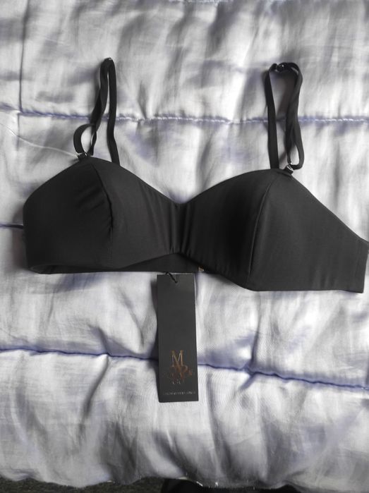 Жіночий чорний бралет.