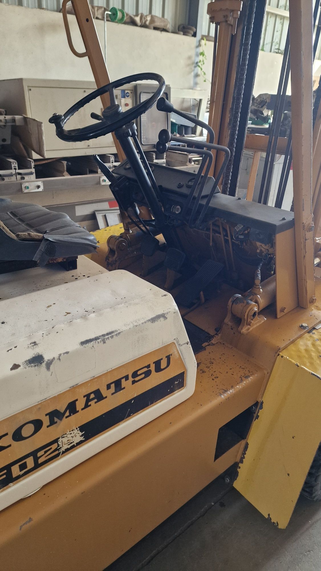 Empilhadores komatsu 2.5 kl deslocamento lateral em bom estado